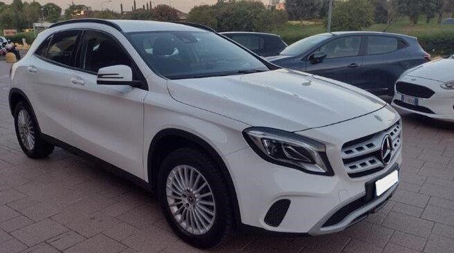 MERCEDES-BENZ Clase GLA GLA 200d 4 MATIC BUSINESS