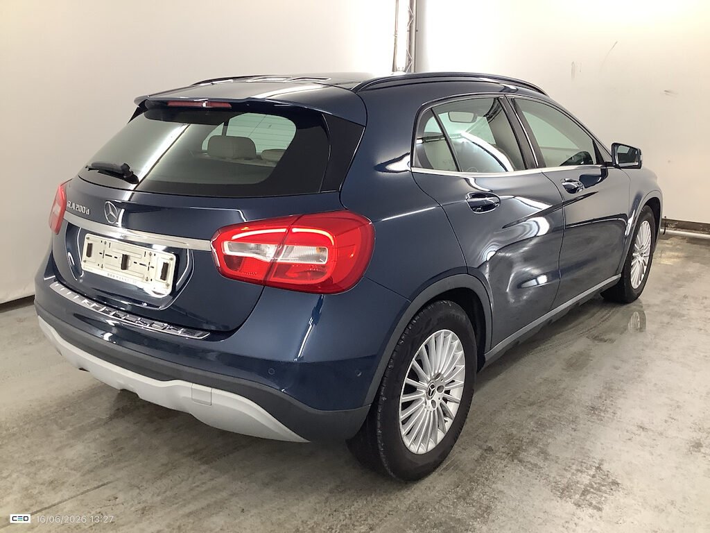 MERCEDES-BENZ 200 D AUT