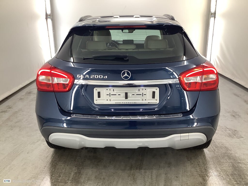 MERCEDES-BENZ 200 D AUT