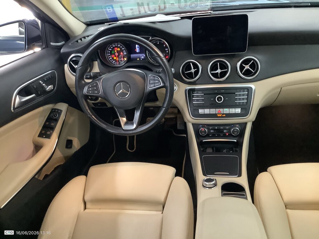 MERCEDES-BENZ 200 D AUT