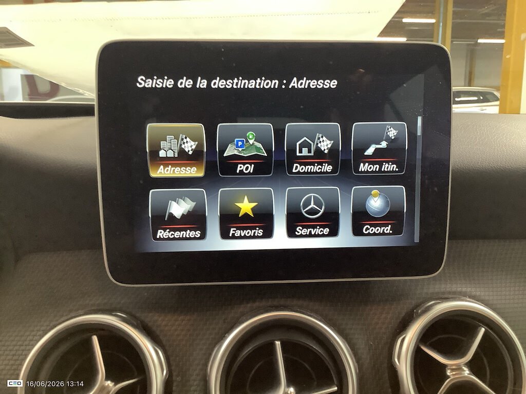 MERCEDES-BENZ 200 D AUT