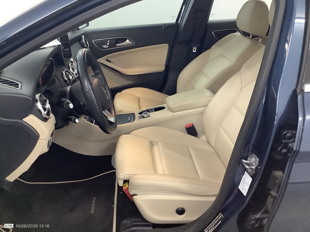 MERCEDES-BENZ 200 D AUT